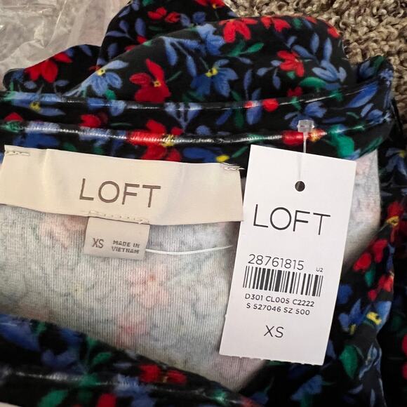 NWT LOFT Black Luxe Velvet W/Blue & Red Floral V-Neck Short Sleeve Top - Picture 9 of 11